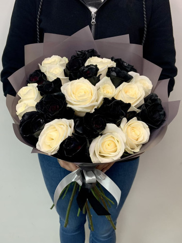 White and black roses mix 25 pieces